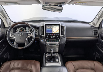 Подержанный автомобиль Toyota Land Cruiser Suv 2016 года (14 фото)