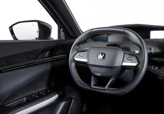 Подержанный автомобиль Changan UNI-V 2023 года (16 фото)