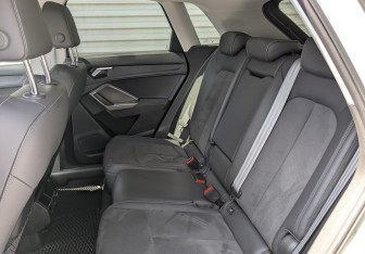 Подержанный автомобиль Audi Q3 2023 года (18 фото)