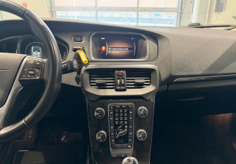 Подержанный автомобиль Volvo V40 Cross Country 2019 года (16 фото)
