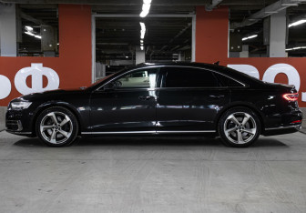 Подержанный автомобиль Audi A8 2019 года (8 фото)