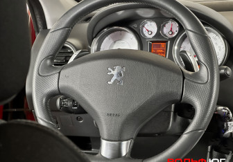 Подержанный автомобиль Peugeot 308 Hatchback 2010 года (13 фото)