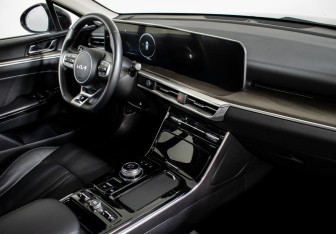 Подержанный автомобиль Kia K5 2024 года (10 фото)