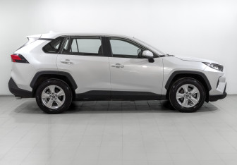 Подержанный автомобиль Toyota RAV4 2024 года (4 фото)