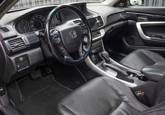 Подержанный автомобиль Honda Accord Coupe 2012 года (15 фото)