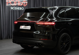 Подержанный автомобиль Porsche Cayenne 2018 года (25 фото)