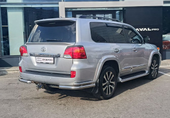 Подержанный автомобиль Toyota Land Cruiser Suv 2015 года (5 фото)