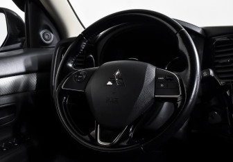 Подержанный автомобиль Mitsubishi Outlander 2016 года (13 фото)