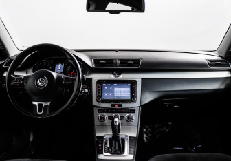 Подержанный автомобиль Volkswagen Passat Sedan 2012 года (11 фото)