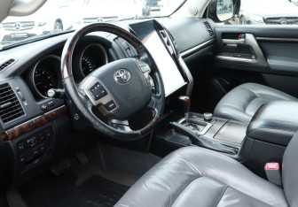 Подержанный автомобиль Toyota Land Cruiser Suv 2009 года (13 фото)