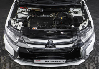 Подержанный автомобиль Mitsubishi Outlander 2015 года (9 фото)