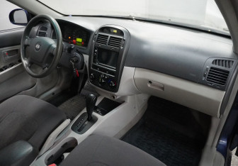 Подержанный автомобиль Kia Cerato Hatchback 2006 года (10 фото)
