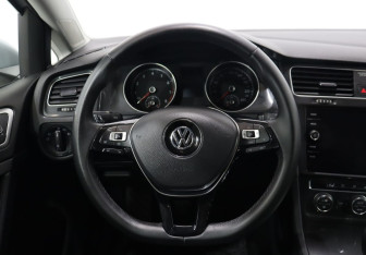 Подержанный автомобиль Volkswagen Golf Hatchback 2018 года (15 фото)