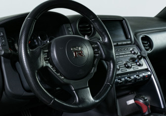 Подержанный автомобиль Nissan GT-R 2011 года (14 фото)