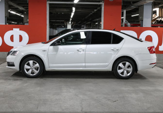 Подержанный автомобиль Skoda Octavia Liftback 2019 года (8 фото)