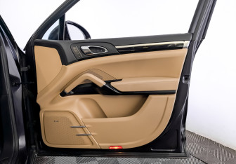 Подержанный автомобиль Porsche Cayenne 2017 года (25 фото)