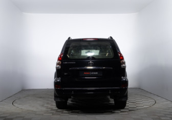 Подержанный автомобиль Toyota Land Cruiser Prado 2008 года (6 фото)