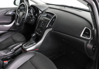 Подержанный автомобиль Opel Astra Sedan 2012 года (6 фото)
