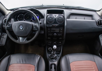 Подержанный автомобиль Renault Duster 2015 года (13 фото)