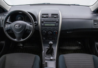 Подержанный автомобиль Toyota Corolla Sedan 2008 года (13 фото)