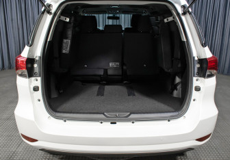 Подержанный автомобиль Toyota Fortuner 2021 года (11 фото)