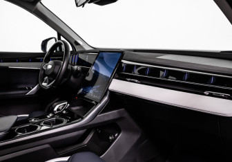 Подержанный автомобиль Geely Atlas 2023 года (10 фото)