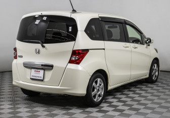 Подержанный автомобиль Honda Freed 2011 года (5 фото)