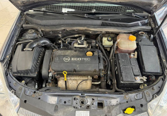 Подержанный автомобиль Opel Astra Hatchback 2010 года (14 фото)