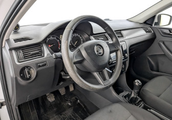 Подержанный автомобиль Skoda Rapid Liftback 2017 года (16 фото)