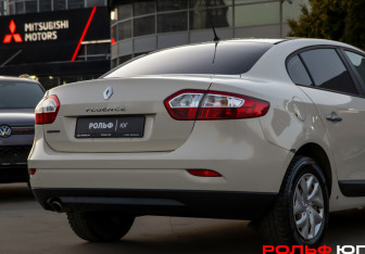 Подержанный автомобиль Renault Fluence 2013 года (18 фото)