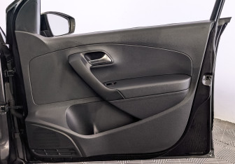 Подержанный автомобиль Volkswagen Polo Sedan 2016 года (25 фото)