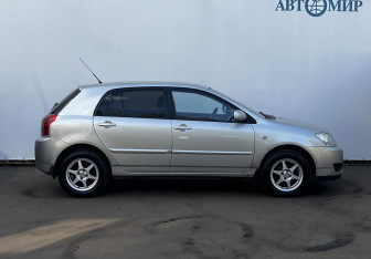 Подержанный автомобиль Toyota Corolla Hatchback 2004 года (4 фото)
