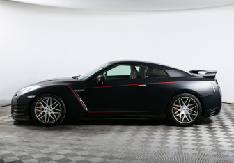 Подержанный автомобиль Nissan GT-R 2011 года (8 фото)