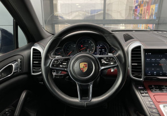 Подержанный автомобиль Porsche Cayenne 2015 года (15 фото)