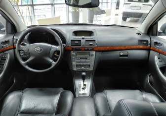 Подержанный автомобиль Toyota Avensis Sedan 2004 года (18 фото)