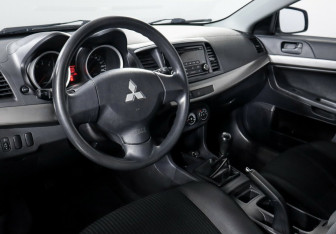 Подержанный автомобиль Mitsubishi Lancer Sedan 2014 года (8 фото)