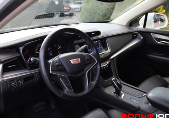 Подержанный автомобиль Cadillac XT5 2017 года (10 фото)