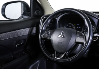 Подержанный автомобиль Mitsubishi Outlander 2021 года (13 фото)