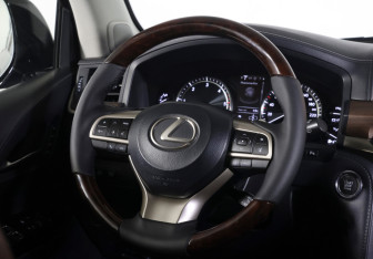 Подержанный автомобиль Lexus LX 2015 года (14 фото)