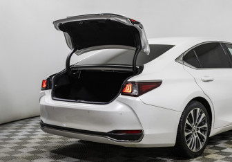 Подержанный автомобиль Lexus ES 2018 года (17 фото)