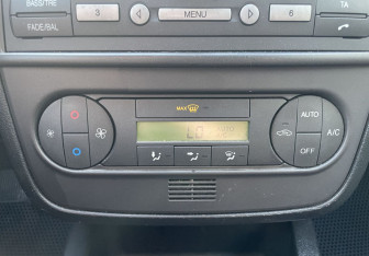 Подержанный автомобиль Ford Fiesta Hatchback 2008 года (15 фото)