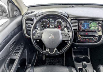 Подержанный автомобиль Mitsubishi Outlander 2016 года (22 фото)