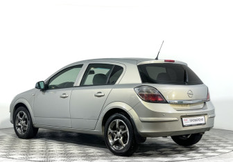 Подержанный автомобиль Opel Astra Hatchback 2011 года (7 фото)