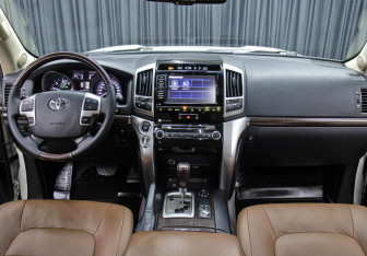 Подержанный автомобиль Toyota Land Cruiser Suv 2015 года (16 фото)