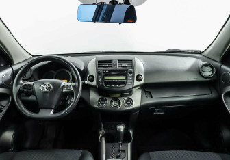 Подержанный автомобиль Toyota RAV4 2011 года (7 фото)