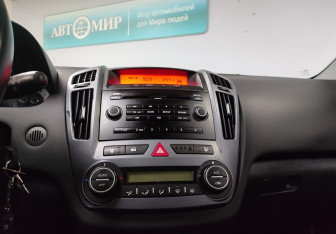 Подержанный автомобиль Kia Ceed Hatchback 2009 года (17 фото)