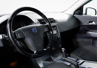 Подержанный автомобиль Volvo C30 2012 года (14 фото)