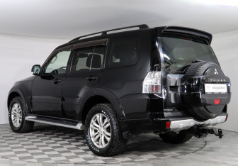 Подержанный автомобиль Mitsubishi Pajero 2011 года (7 фото)