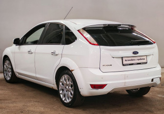 Подержанный автомобиль Ford Focus Hatchback 2010 года (7 фото)