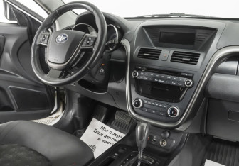 Подержанный автомобиль FAW Besturn X80 2017 года (9 фото)